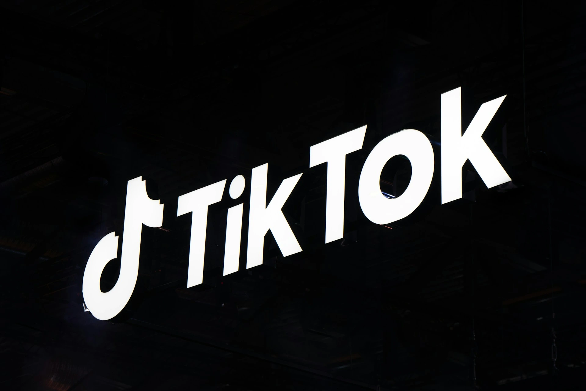 TikTok Licencie des Centaines d&rsquo;Employ&eacute;s dans le Cadre du Changement de Mod&eacute;ration de Contenu par IA