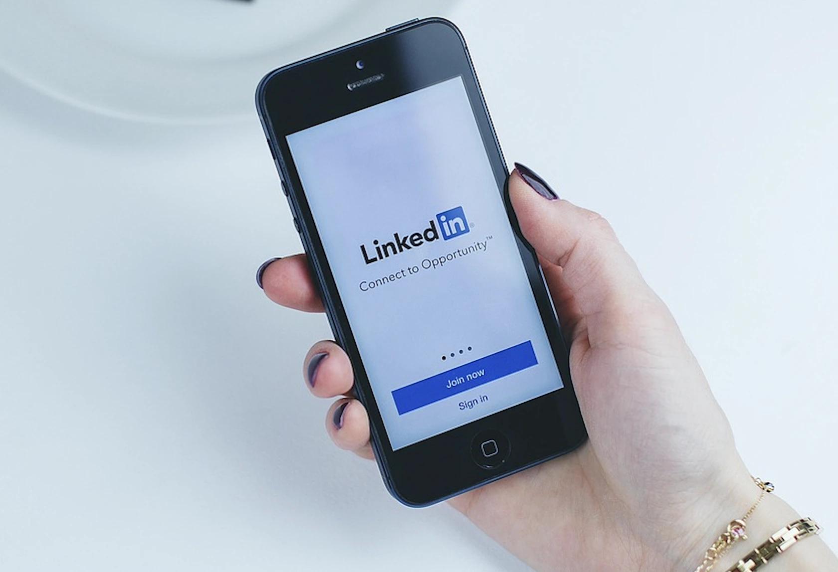 LinkedIn fait l&rsquo;objet d&rsquo;un proc&egrave;s pour avoir pr&eacute;tendument partag&eacute; les messages des utilisateurs pour entra&icirc;ner des mod&egrave;les d&rsquo;IA