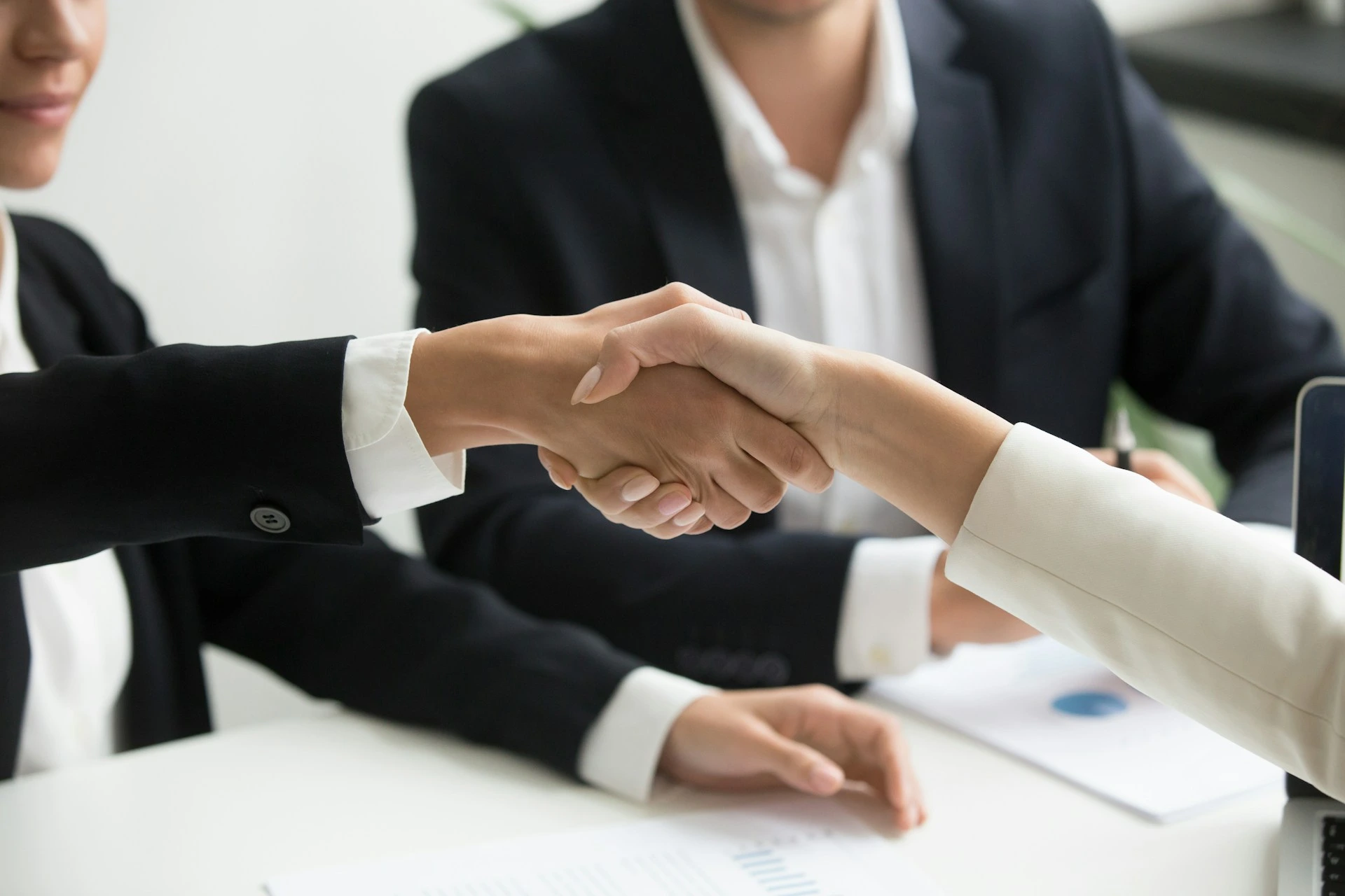 Les CV R&eacute;dig&eacute;s par IA Compliquent le Recrutement des Banquiers Juniors