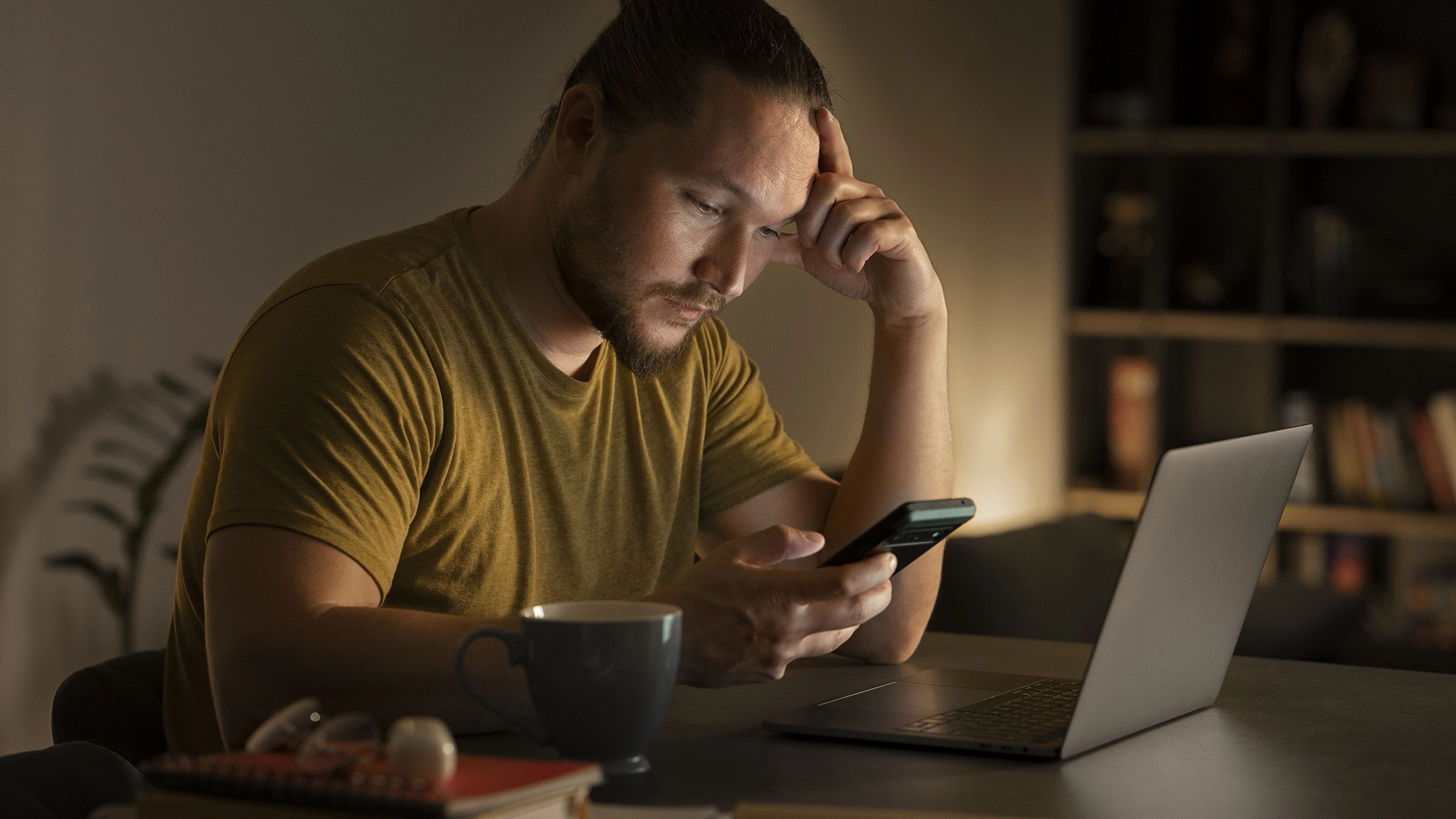 Les Personnes Qui Ont Tendance &agrave; Scruter Obsessivement Les Mauvaises Nouvelles Sont Plus Enclines &agrave; Croire aux Fausses Informations