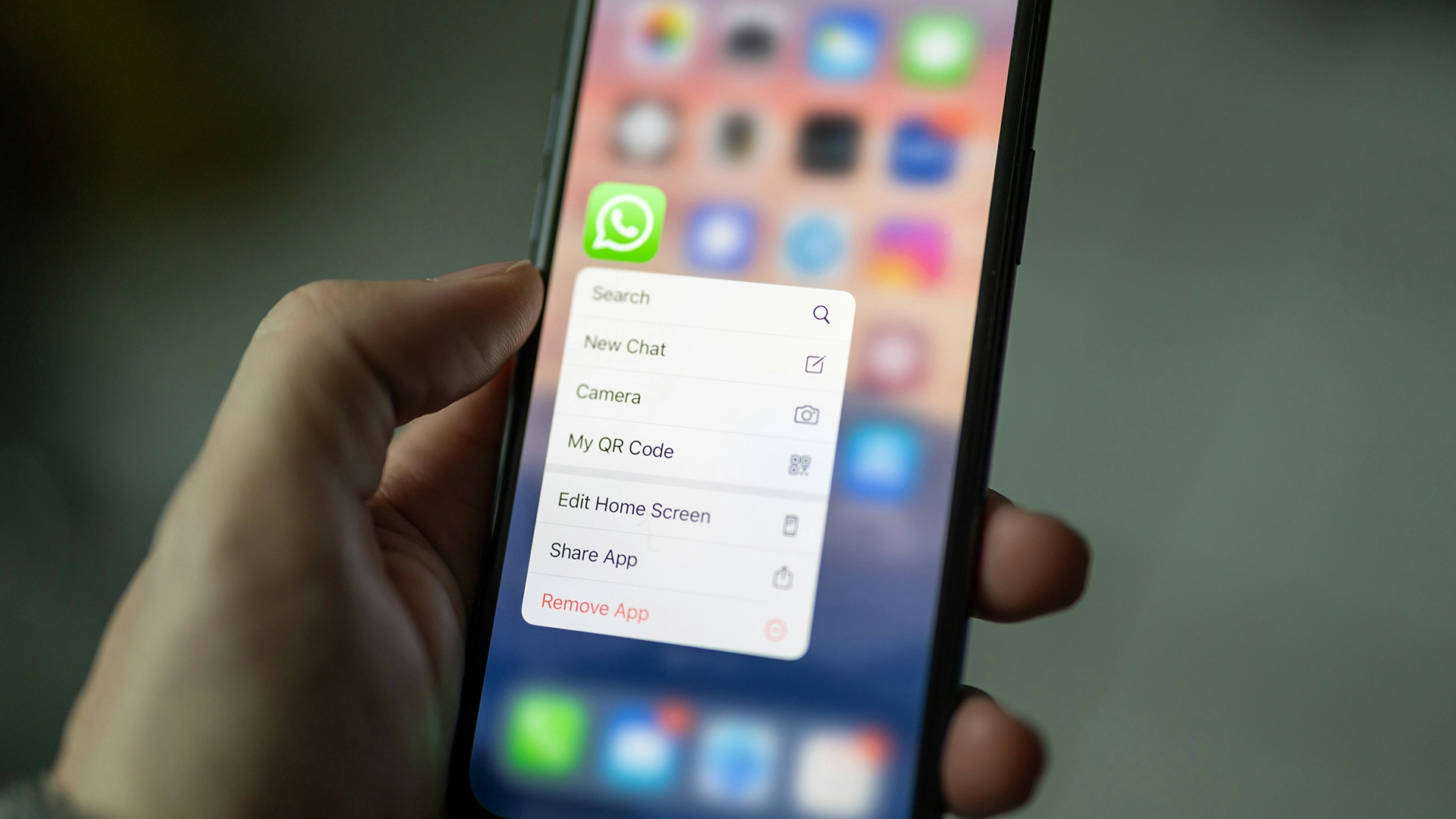 Meta Ajoute des R&eacute;sum&eacute;s Aliment&eacute;s par IA &agrave; WhatsApp