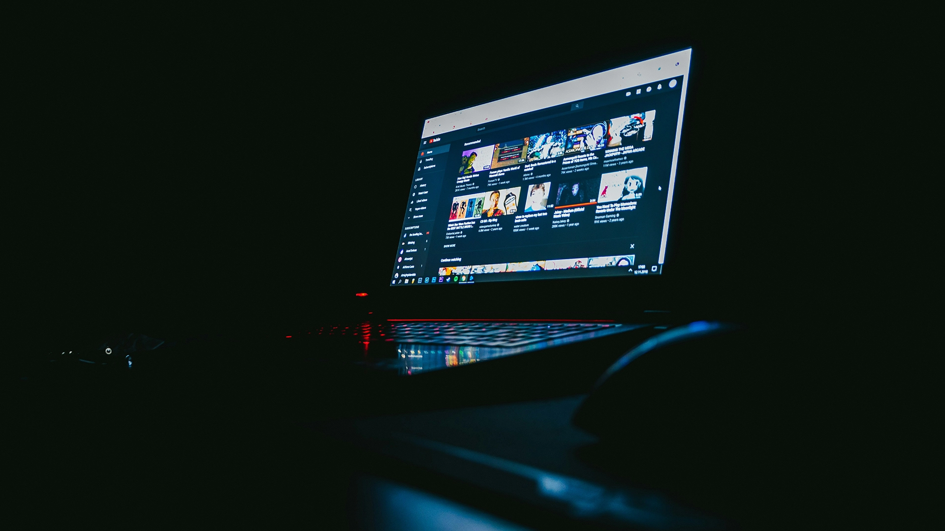 YouTube a secr&egrave;tement utilis&eacute; l&rsquo;IA pour modifier les vid&eacute;os des cr&eacute;ateurs sans autorisation